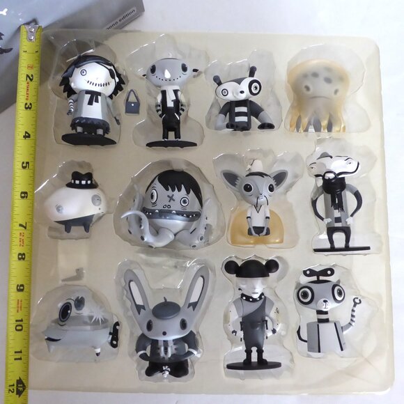 RARE NEW 2005 3” SCARY GIRL MONO BLACK WHITE EDITION DESIGNER VINYL FIGURE SET - Picture 3 of 16